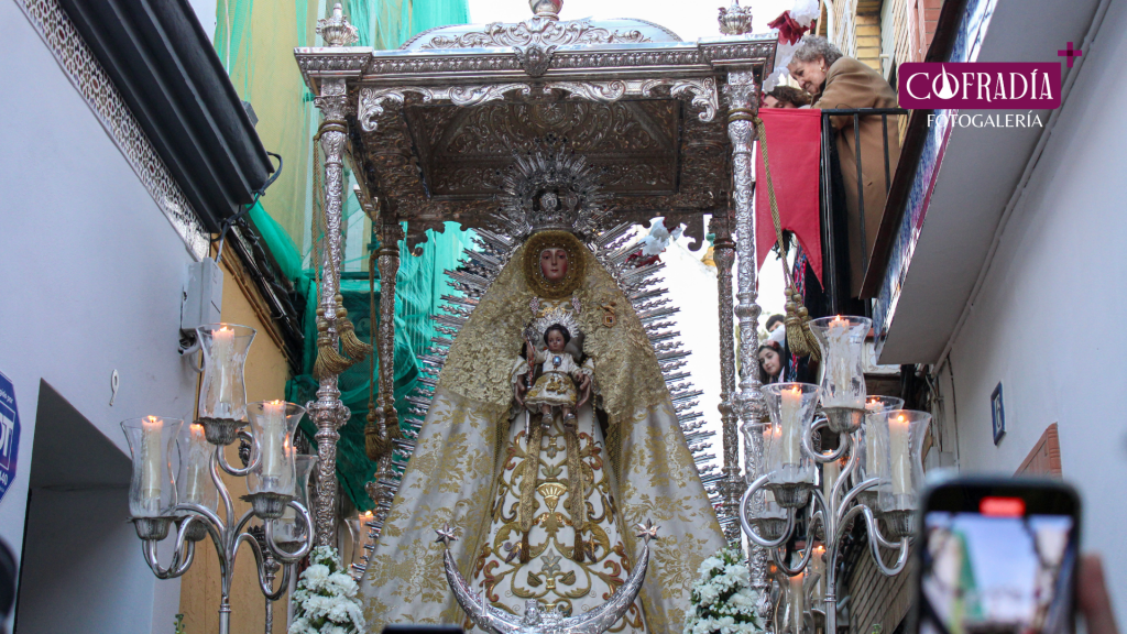 La procesión de la Virgen de la Paz de San Juan de Aznalfarache en imágenesLas imágenes de Ntra. Sra. de la Paz por las calles del pueblo