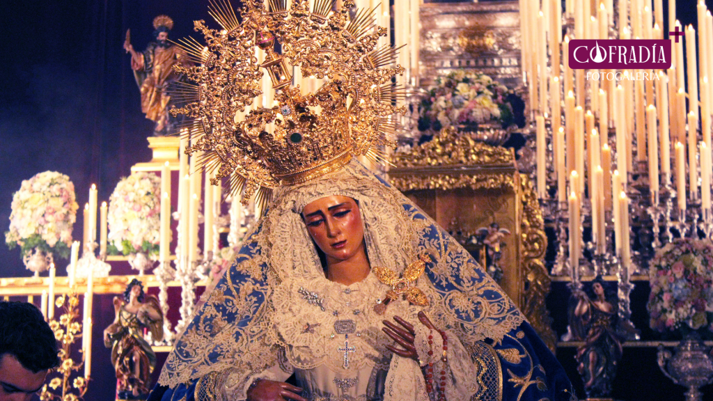 El besamanos de la Virgen de las Angustias en imágenesLa Hermandad de los Gitanos celebra el besamanos a su titular mariana, Sevilla 2024